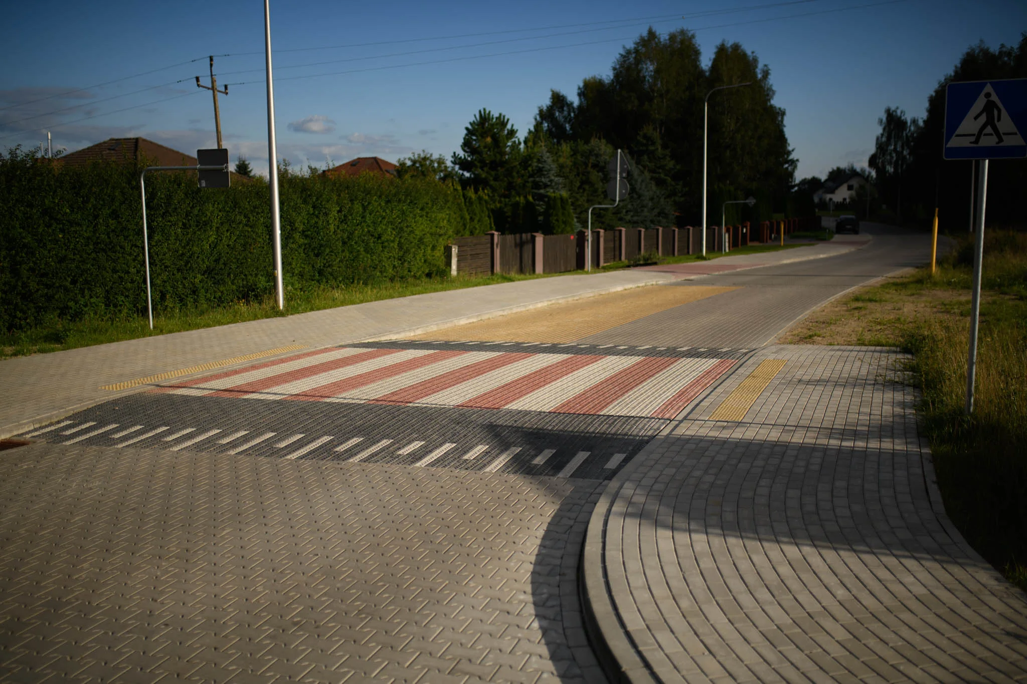Realizacja Crossbruk BRD — przejście dla pieszych z kostki kierunkowej i ścieżką dotykową